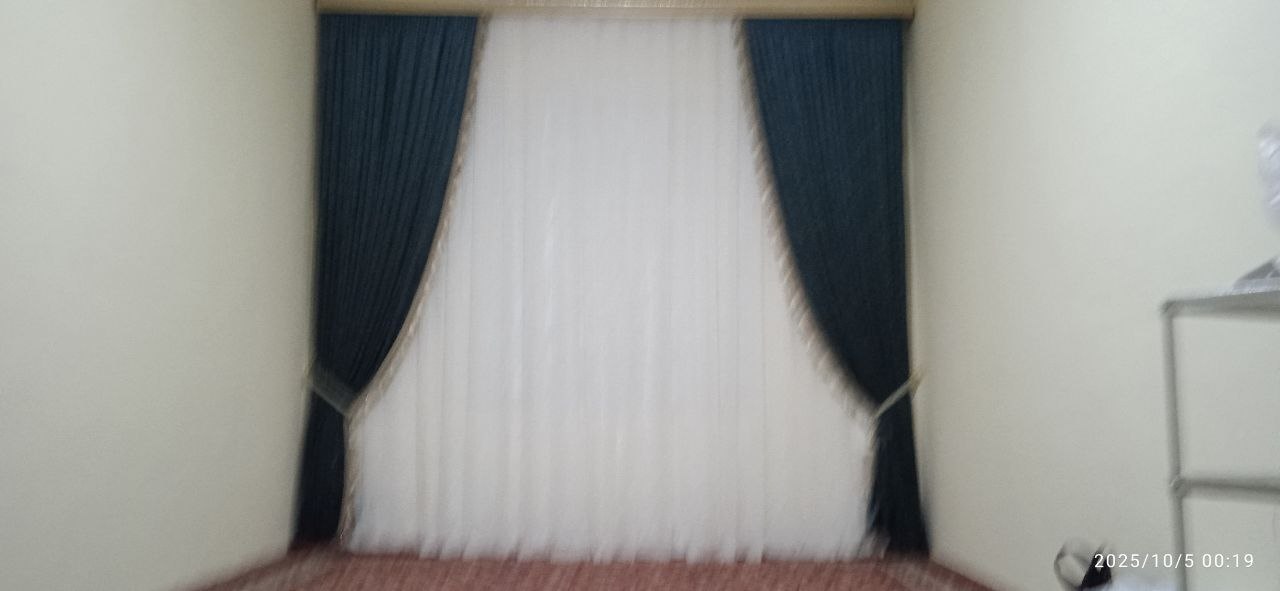 Kafe uslubidagi oq gulli parda